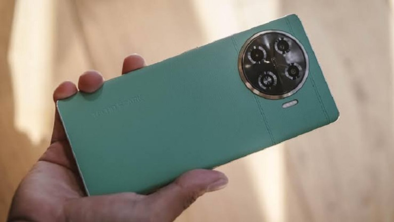 Tecno Spark 20 Pro+ (Rp 2.499.000)