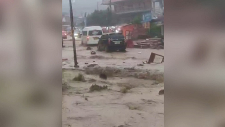 Mencekam, Detik-Detik Banjir Bandang Hantam Parapat