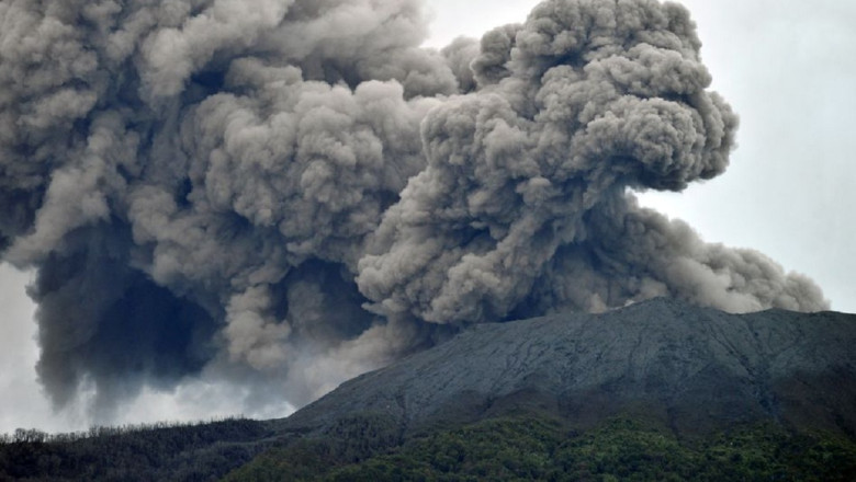 Gunung Marapi Erupsi, Semburkan Abu Vulkanik